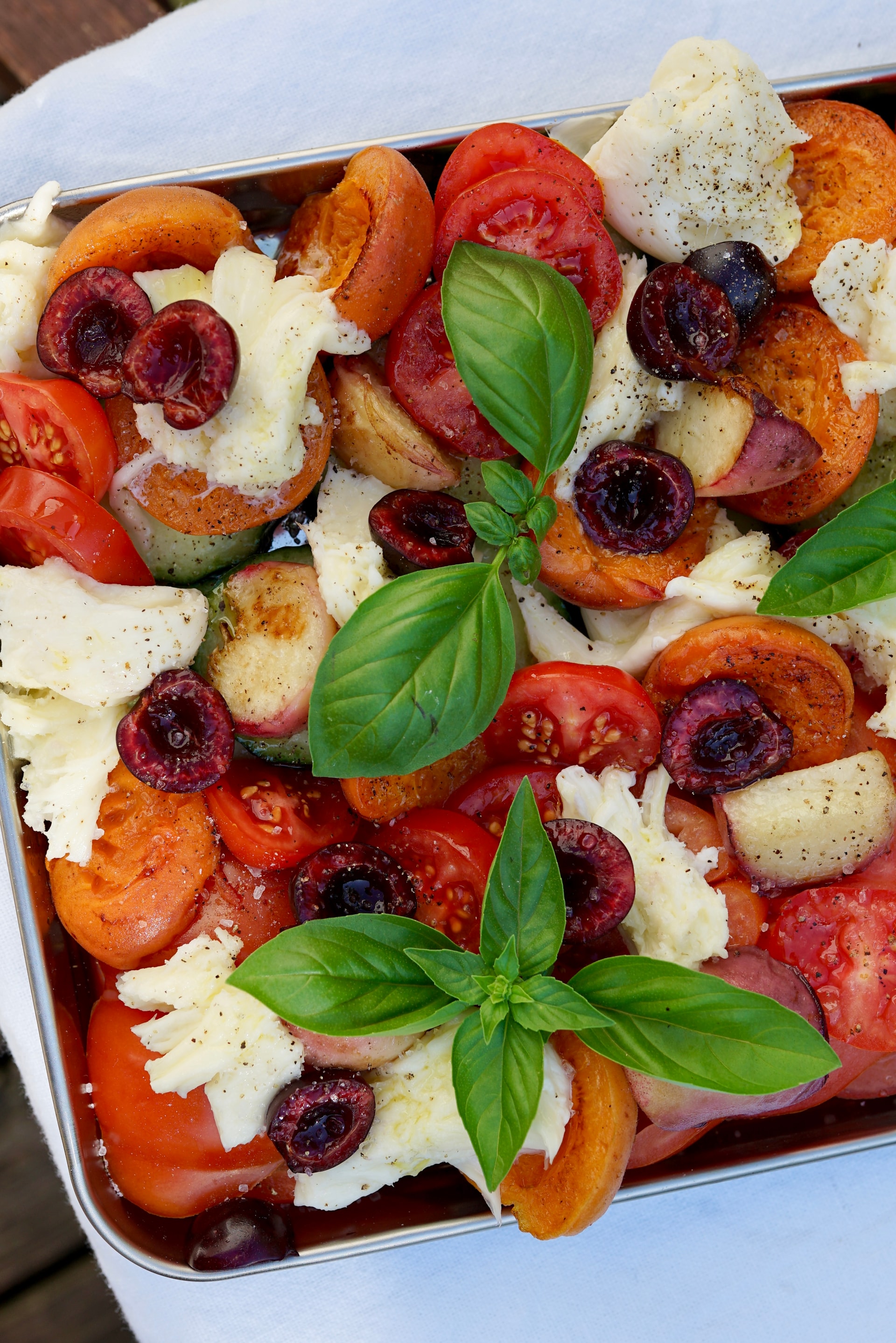 Aprikosen-Pfirsich-Salat mit Tomaten und Mozzarella