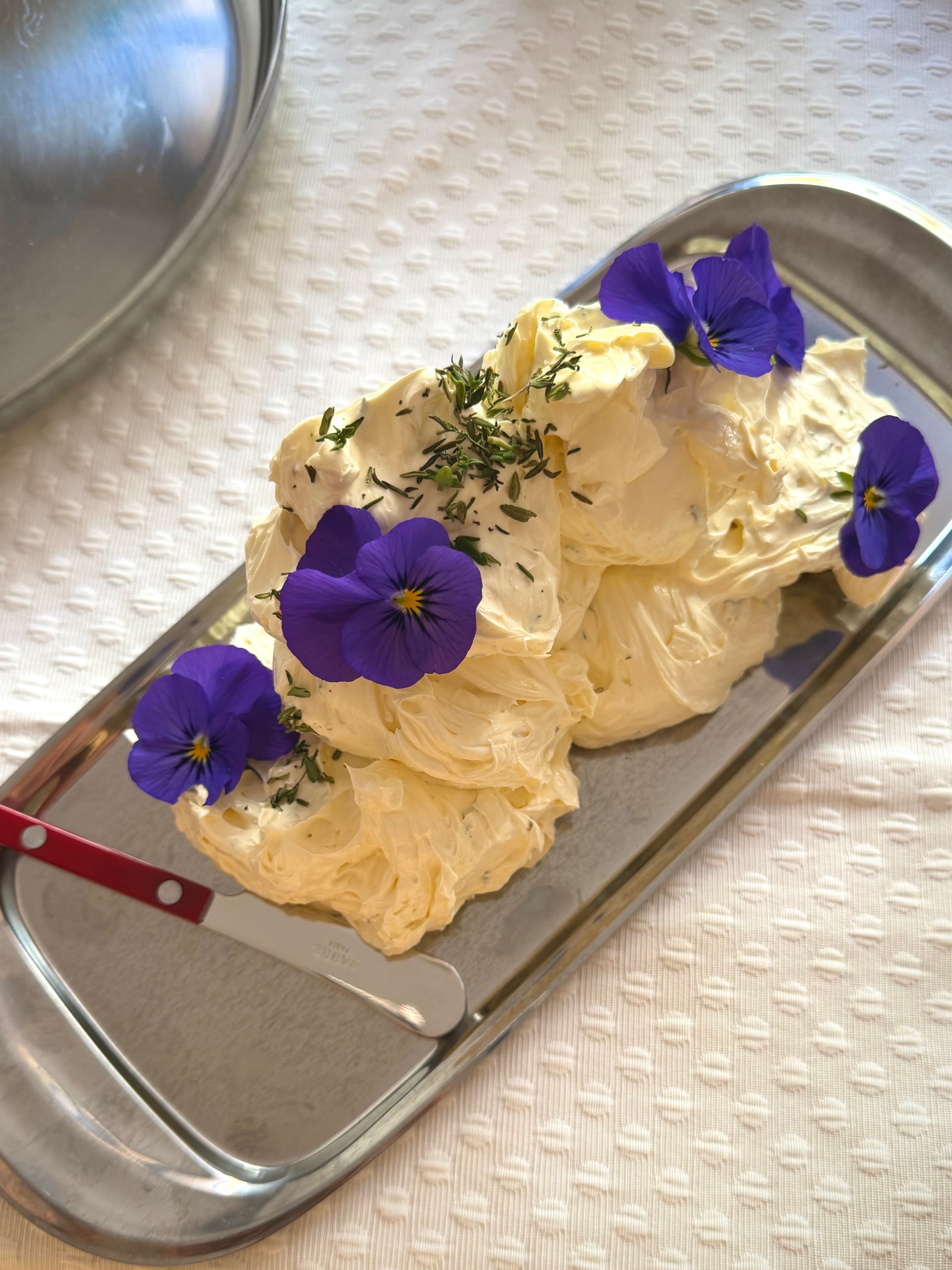 Aufgeschlagene Honig-Thymian-Salz-Butter