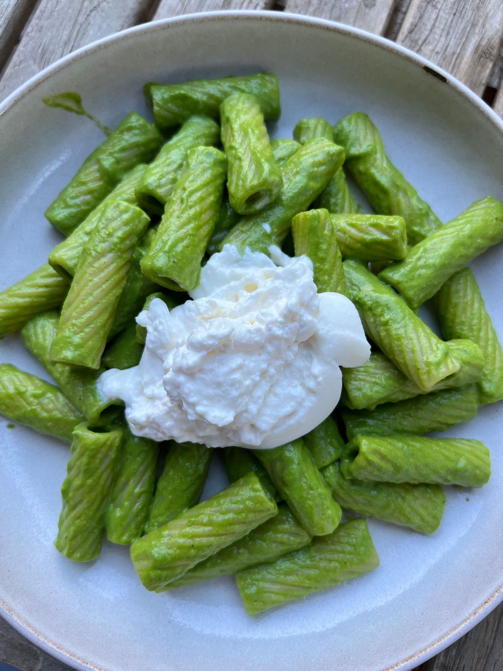 Avocado-Pistazien-Pasta mit Burrata