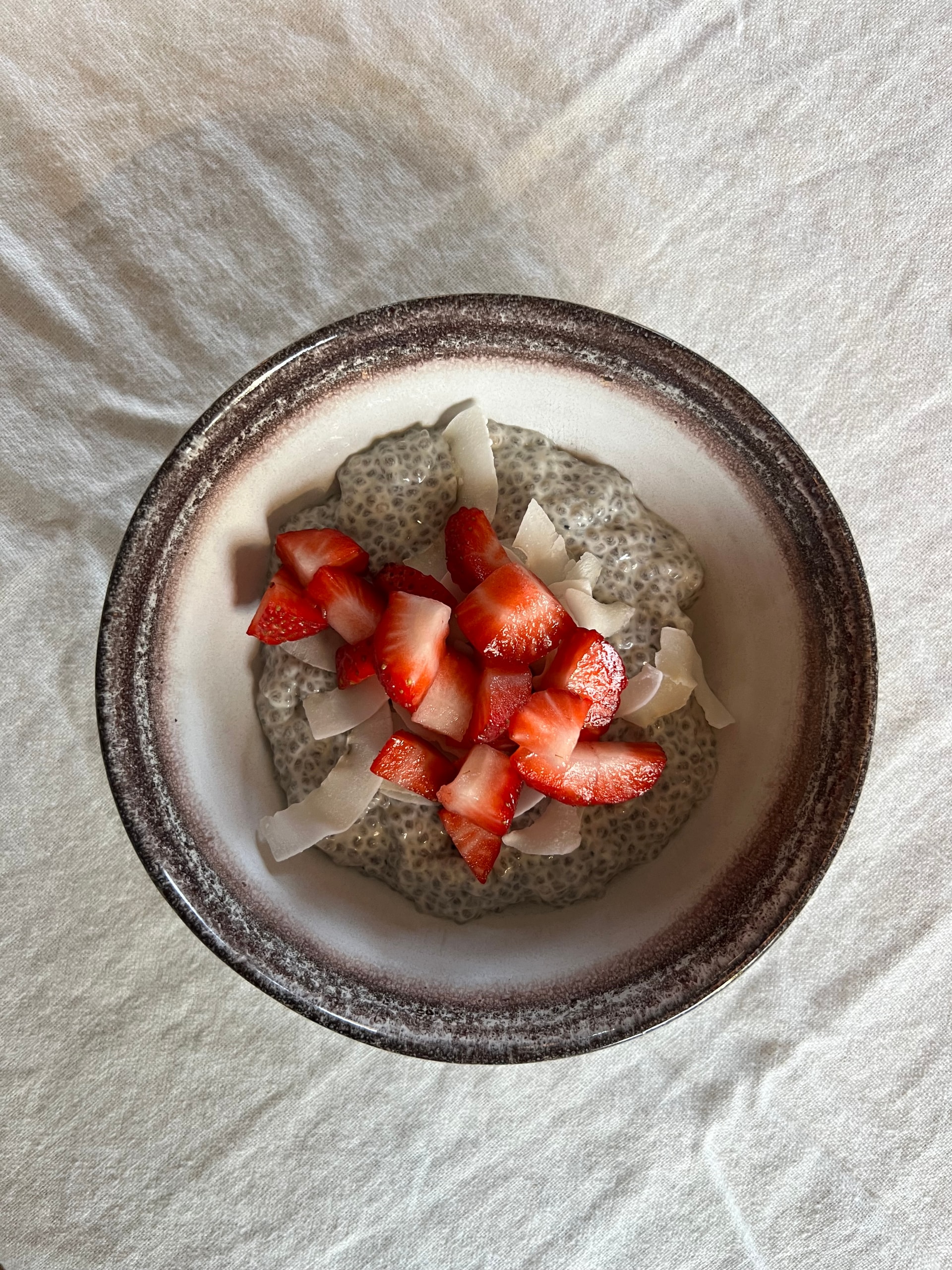 Chia-Pudding mit Kokos und Blaubeeren