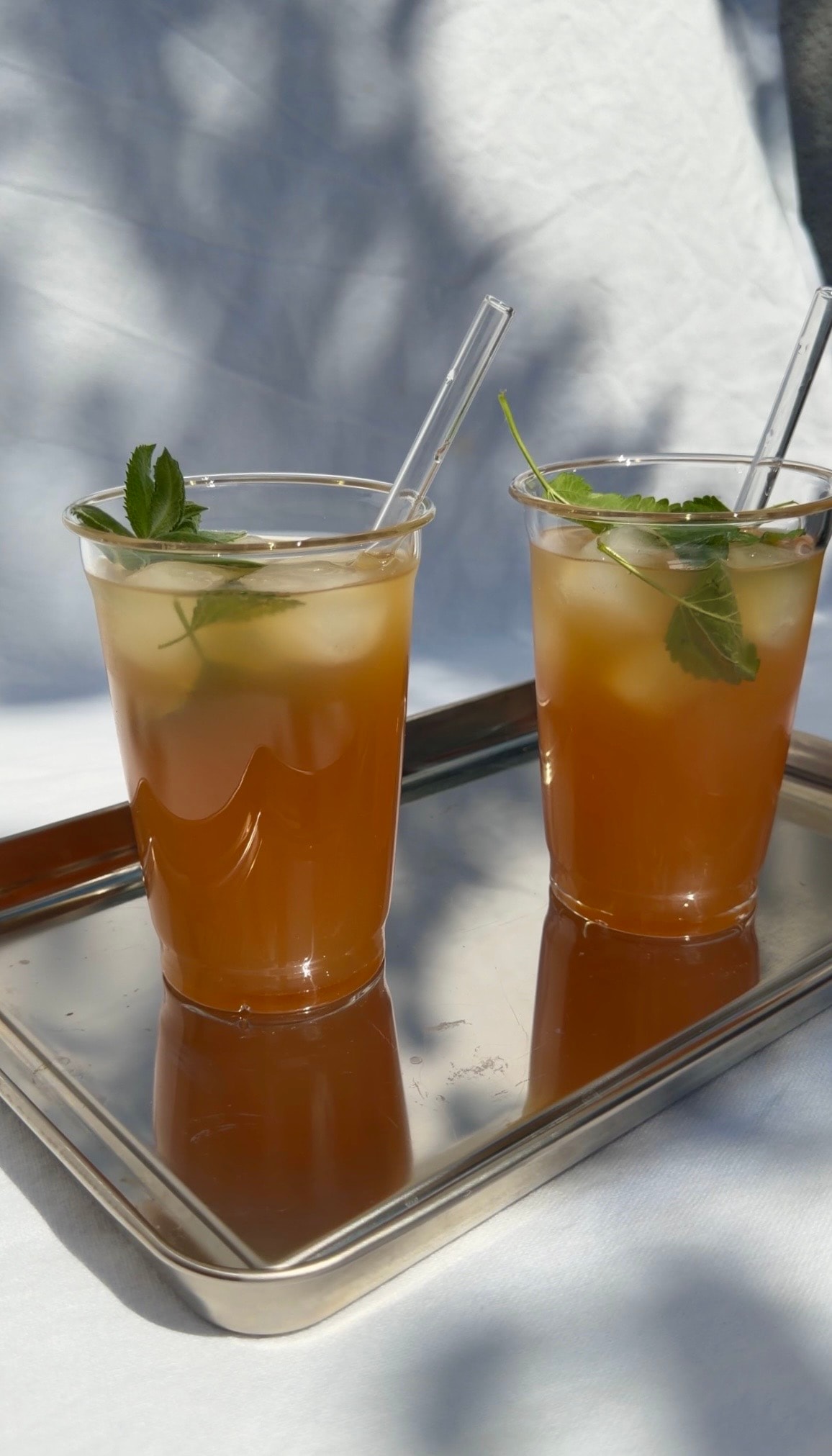 Eistee mit Apfelsaft, Limette und Minze