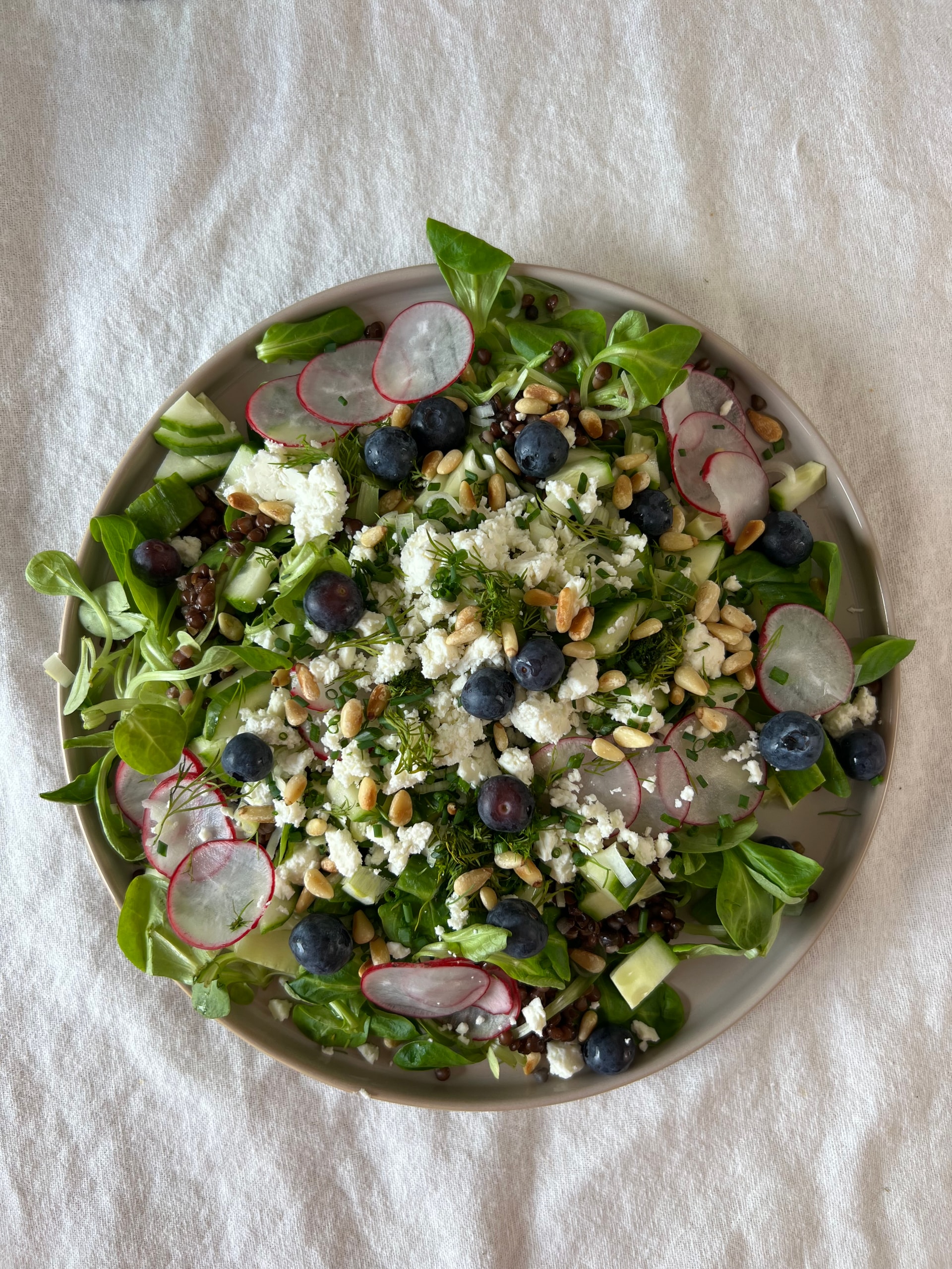 Feldsalat mit Belugalinsen und Feta