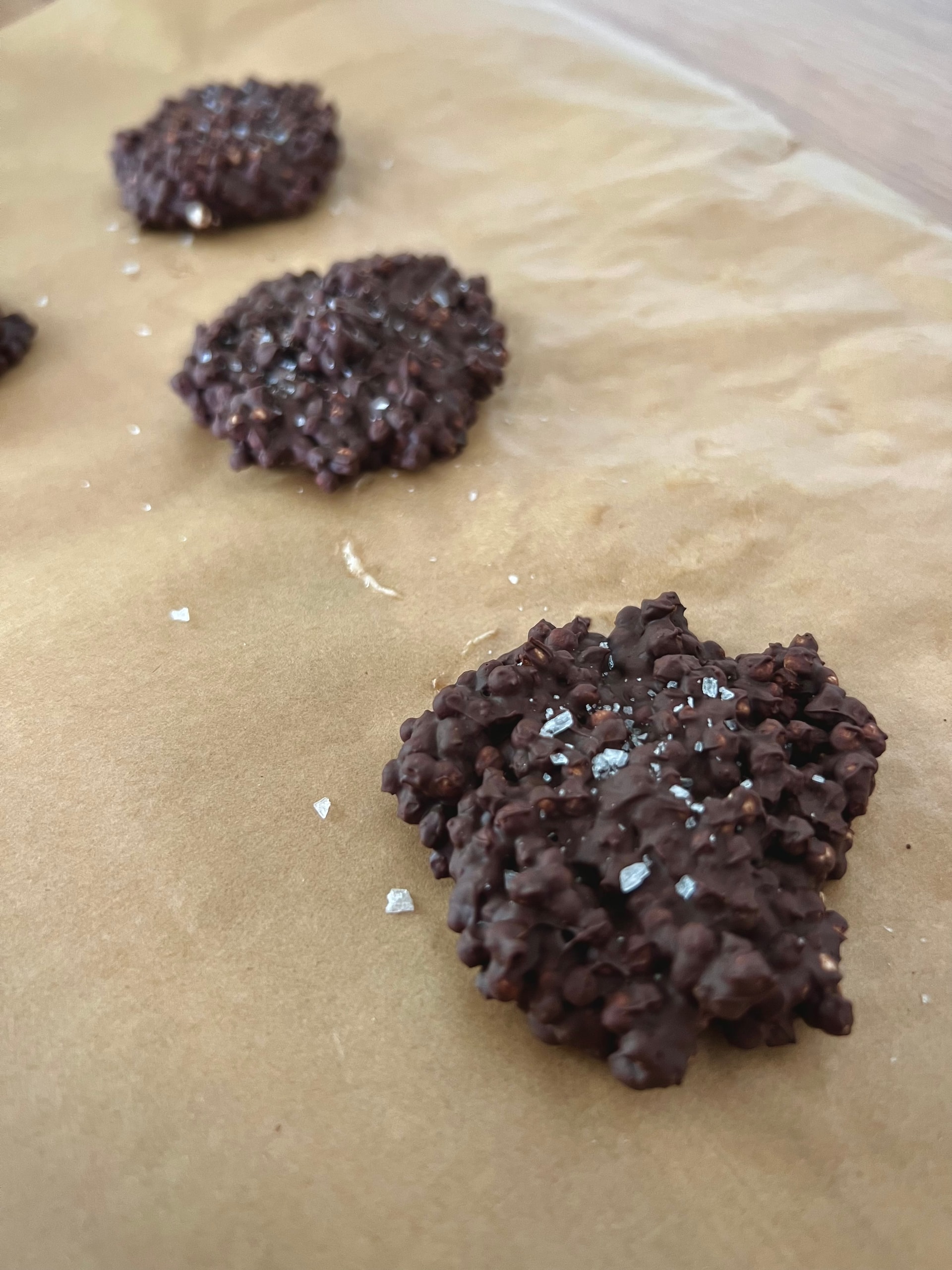 Quinoa-Schoko-Häufchen mit Salzflocken