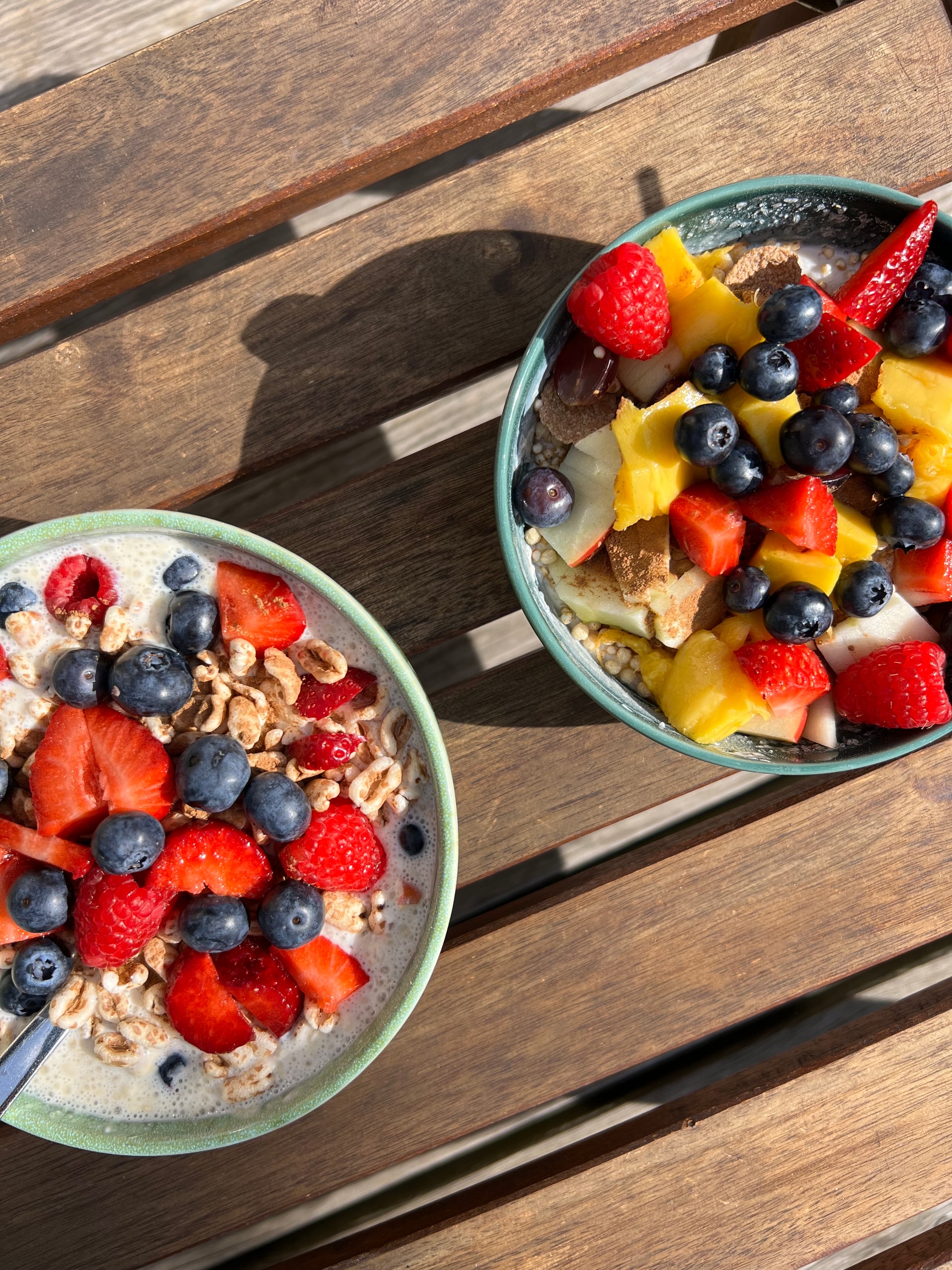 Skyr-Bowl mit Mango, Beeren und Quinoa-Crunch