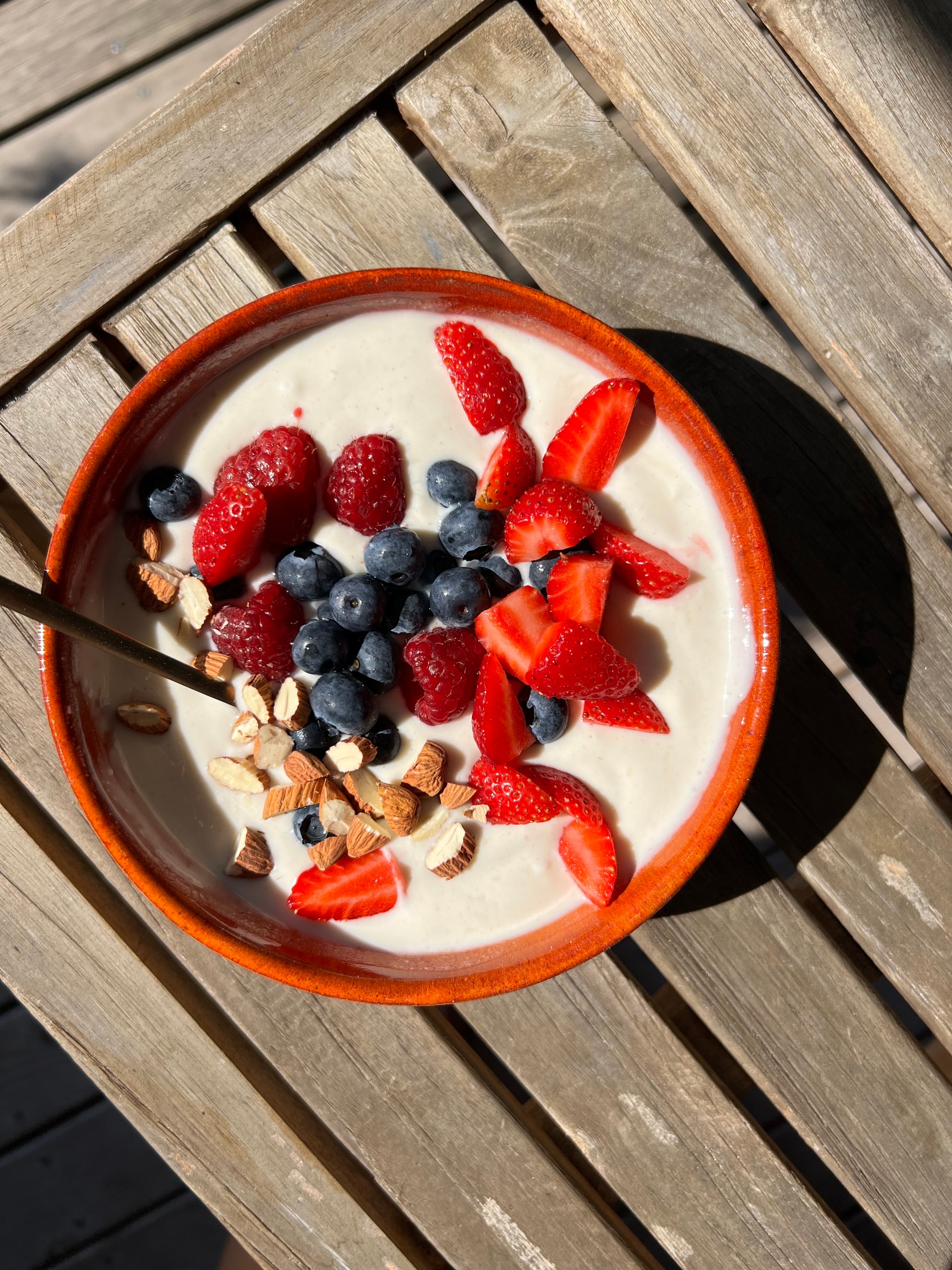 Sommer-Skyr-Kefir-Snack mit Beeren