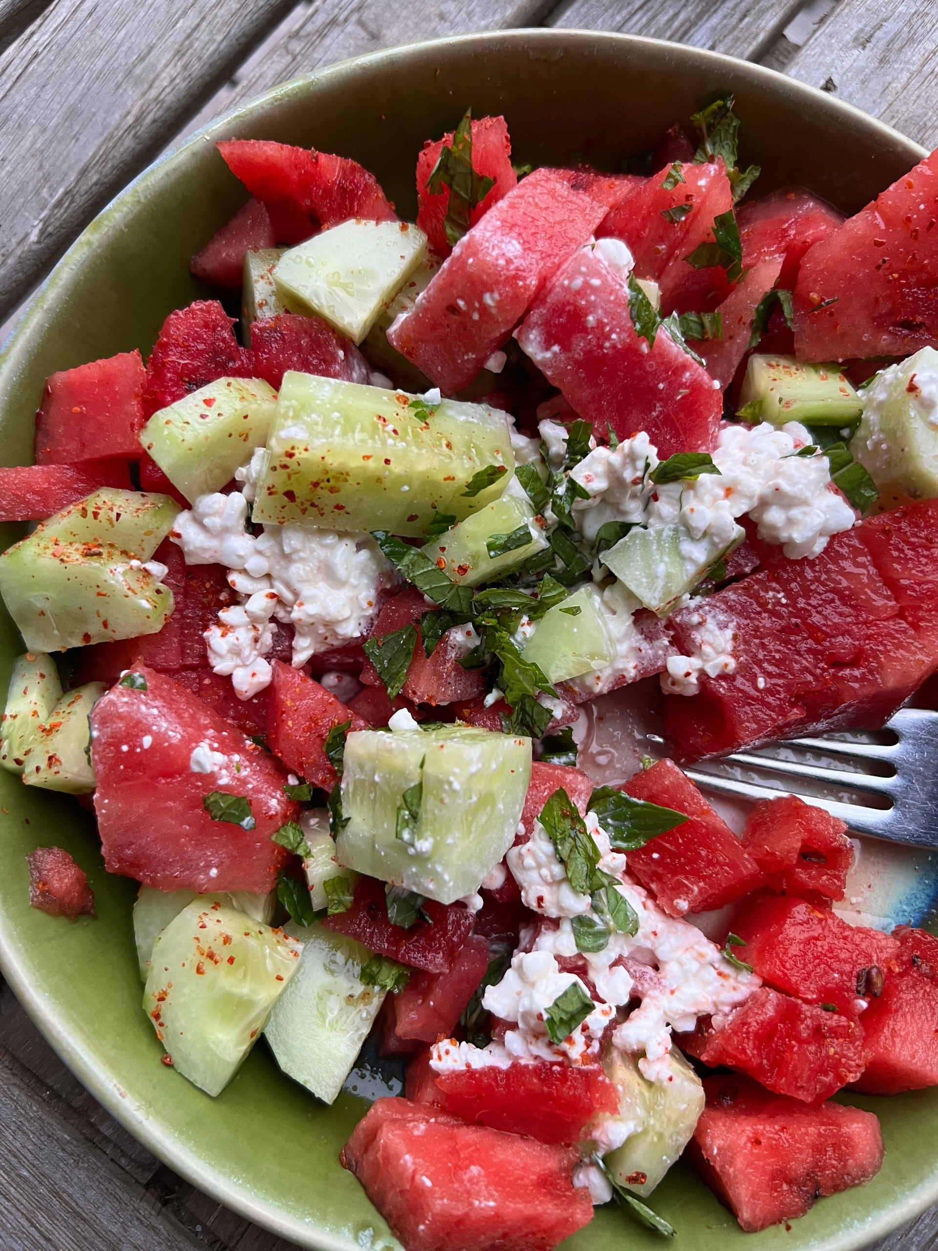 Wassermelonen-Gurken-Salat mit Hüttenkäse