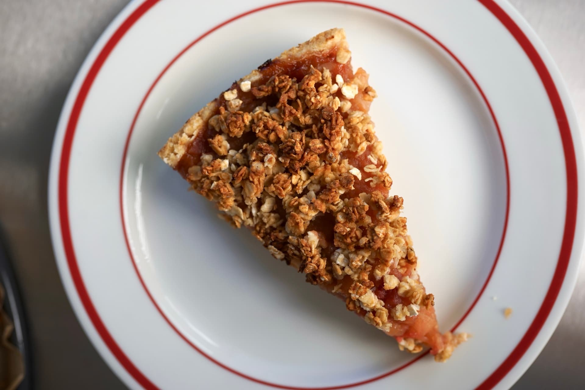 Stück Apfelkuchen mit knusprigen Haferstreuseln von oben
