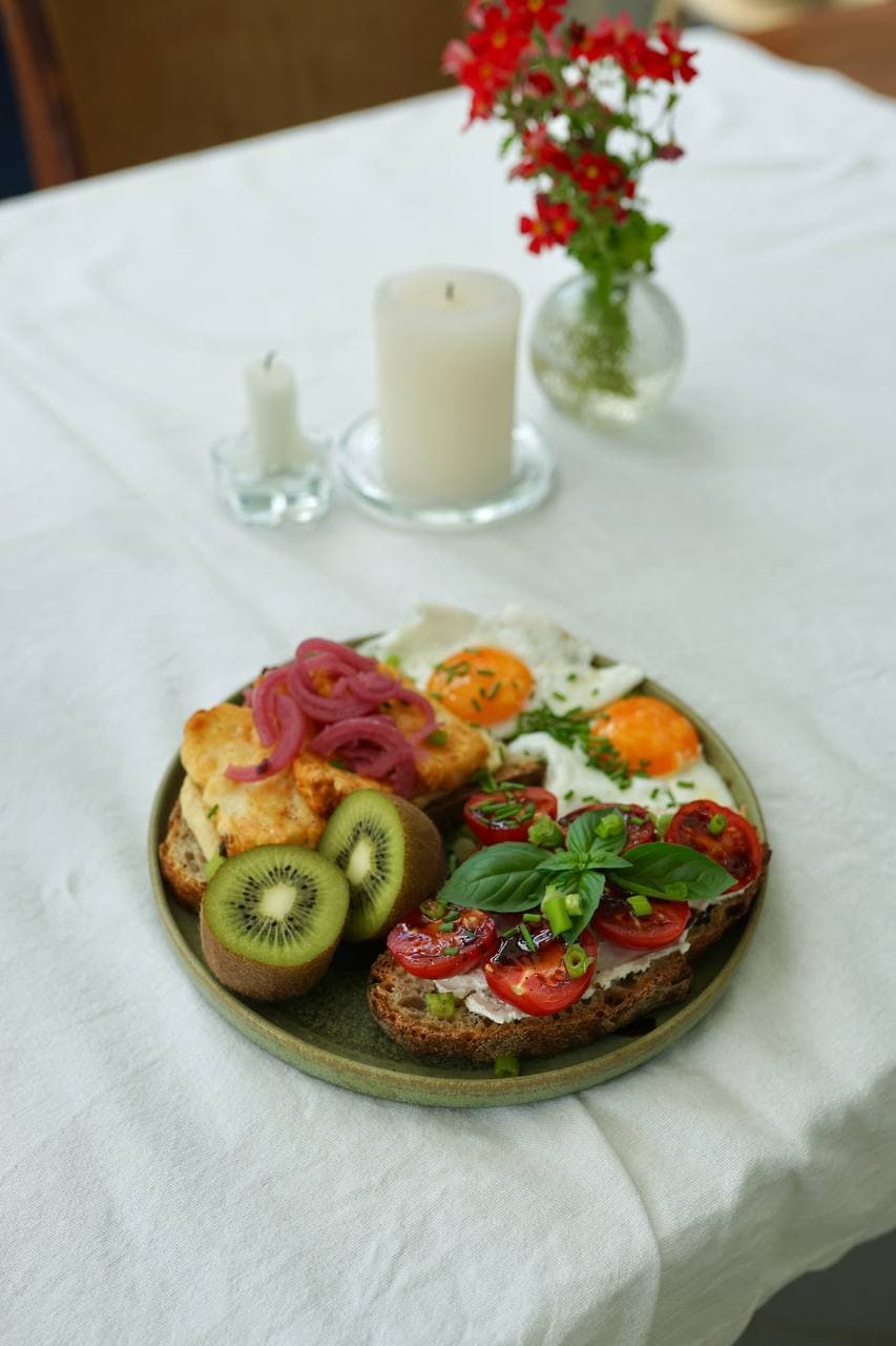 Instagram-Thumbnail zu Sauerteigbrot mit Hummus, Halloumi und Spiegelei