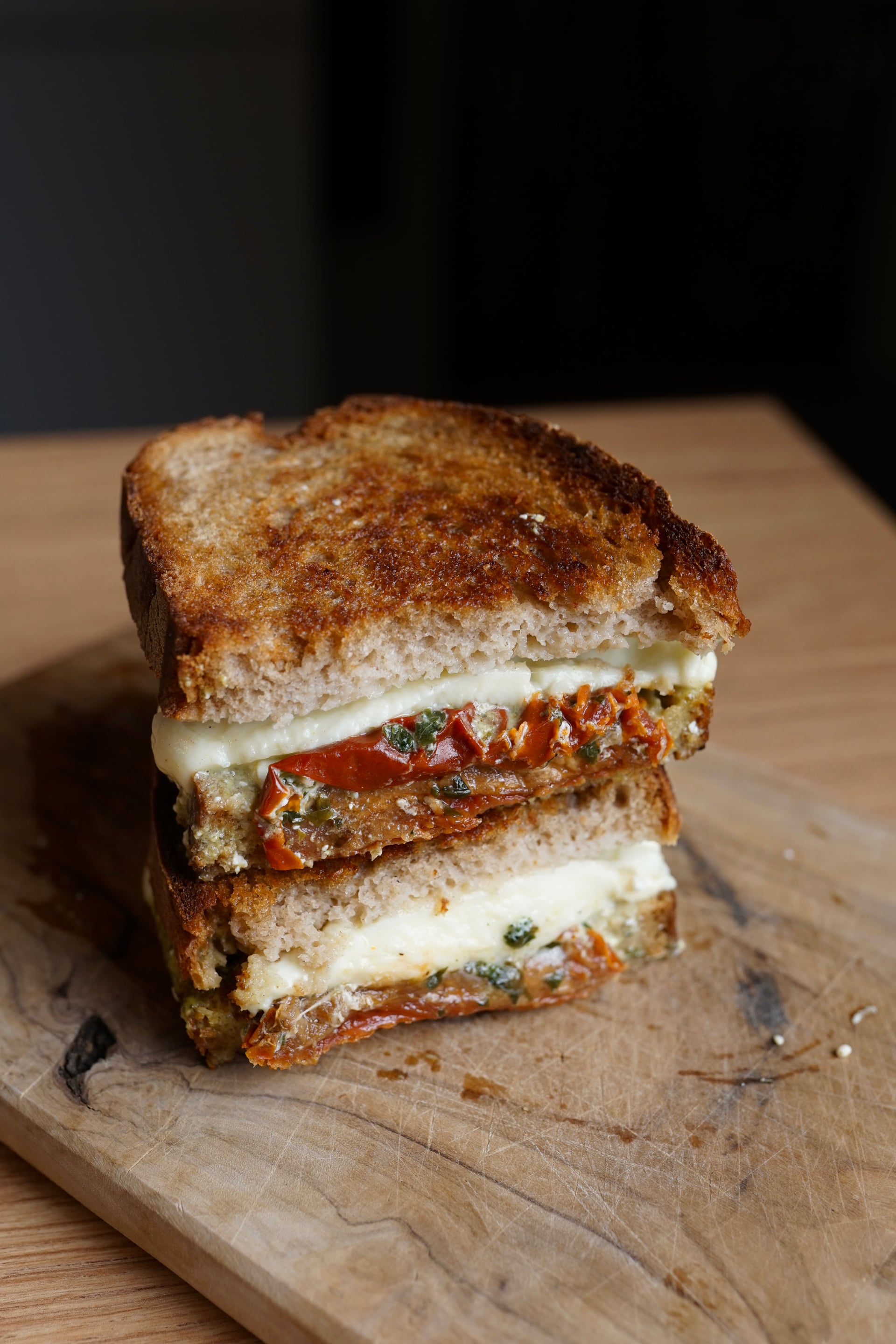 Bauernbrot mit Mozzarella und Pesto - Rezeptbild