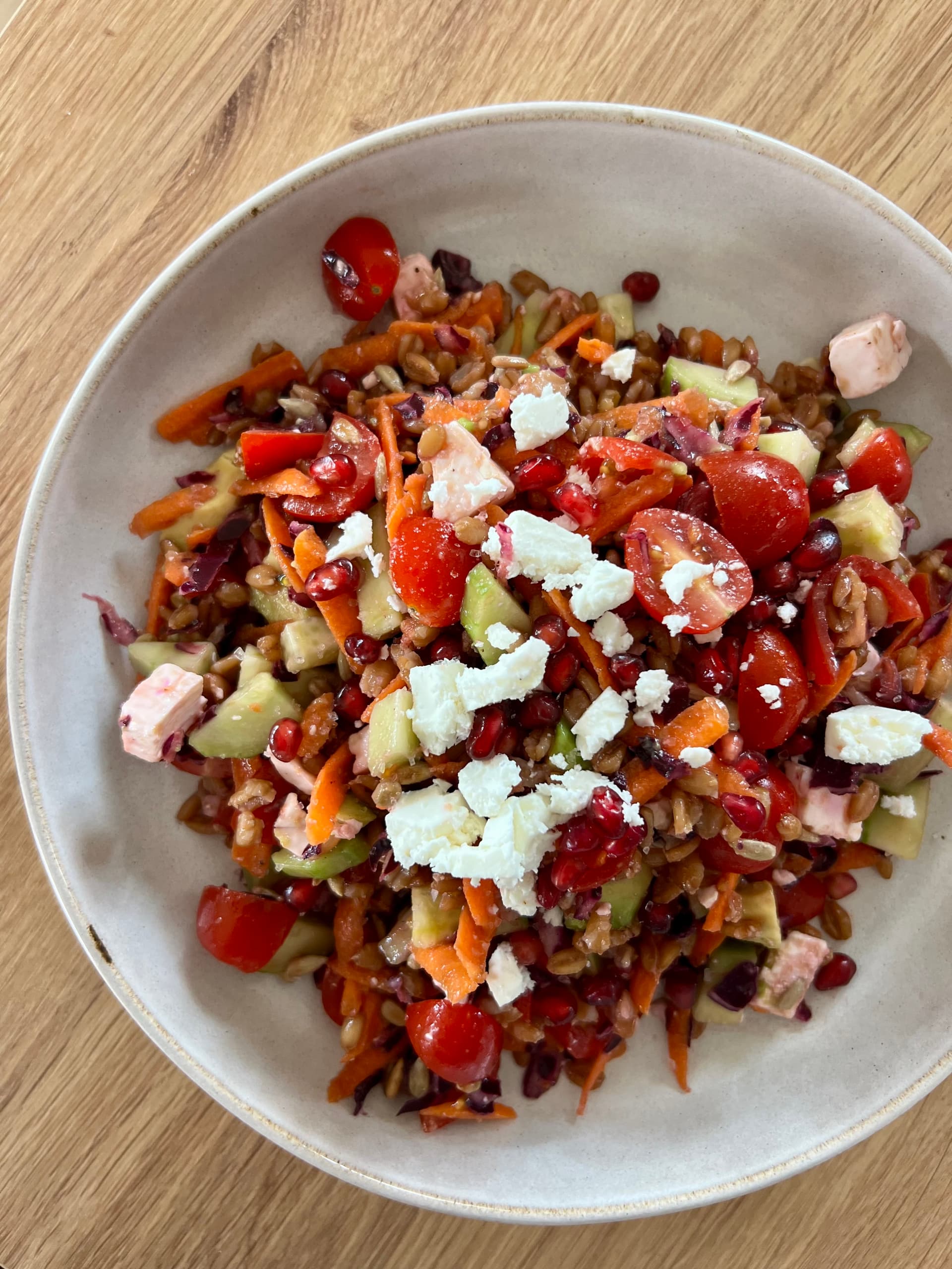 Bunter Dinkel-Salat mit Feta und Avocado