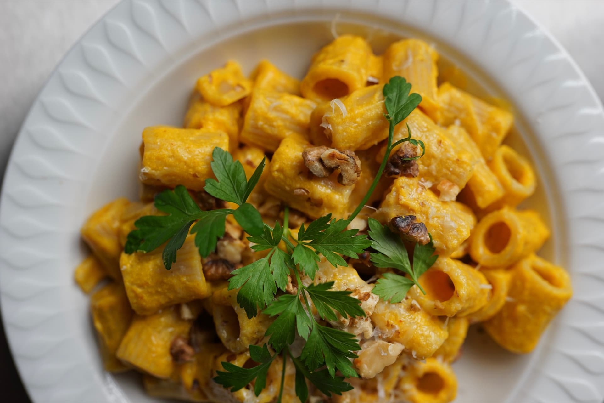 Reel-Thumbnail zu Cremige Kürbis-Pasta mit Hüttenkäse