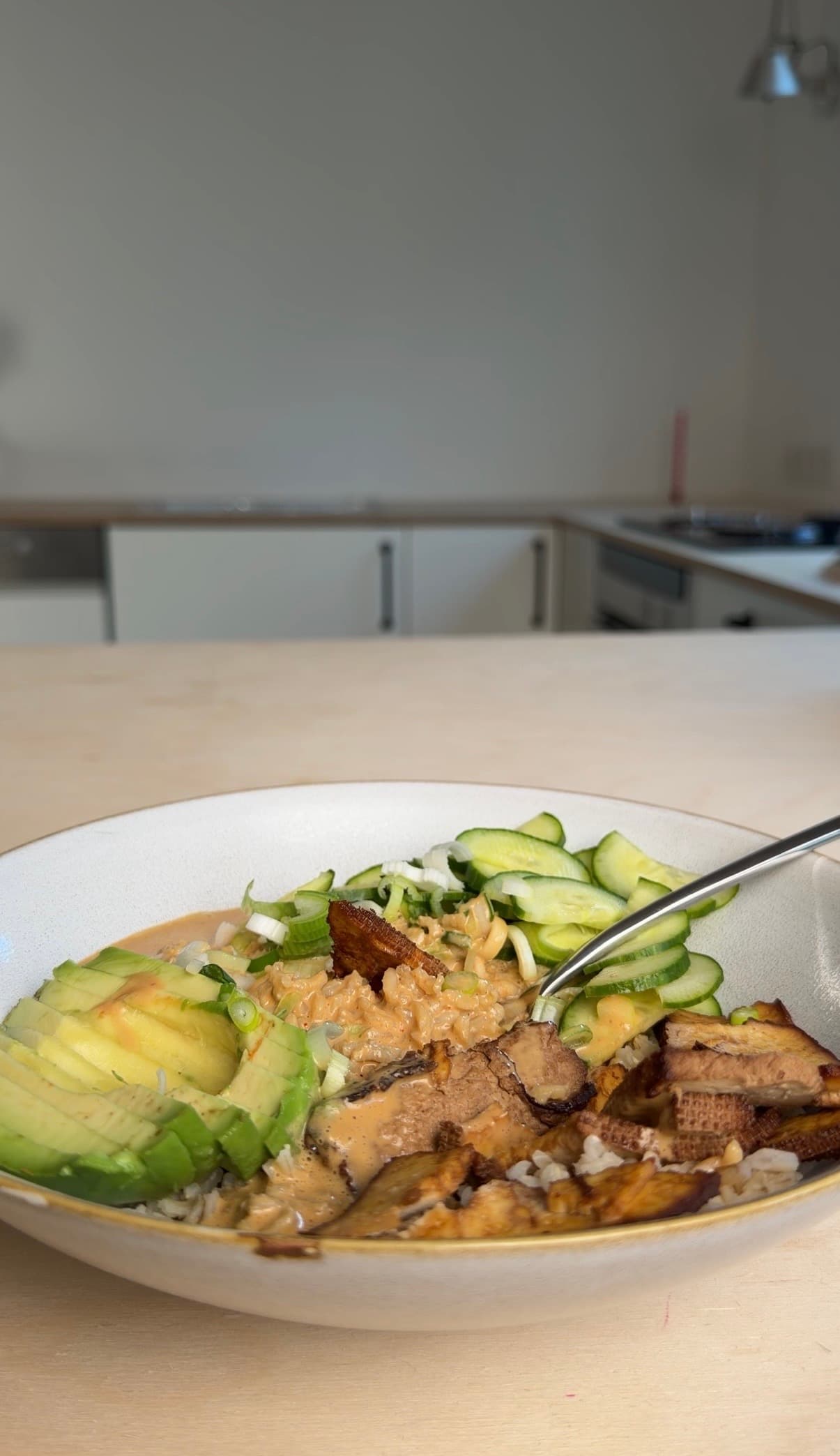 Erdnuss-Tofu-Bowl mit Avocado, Gurke und Vollkornreis