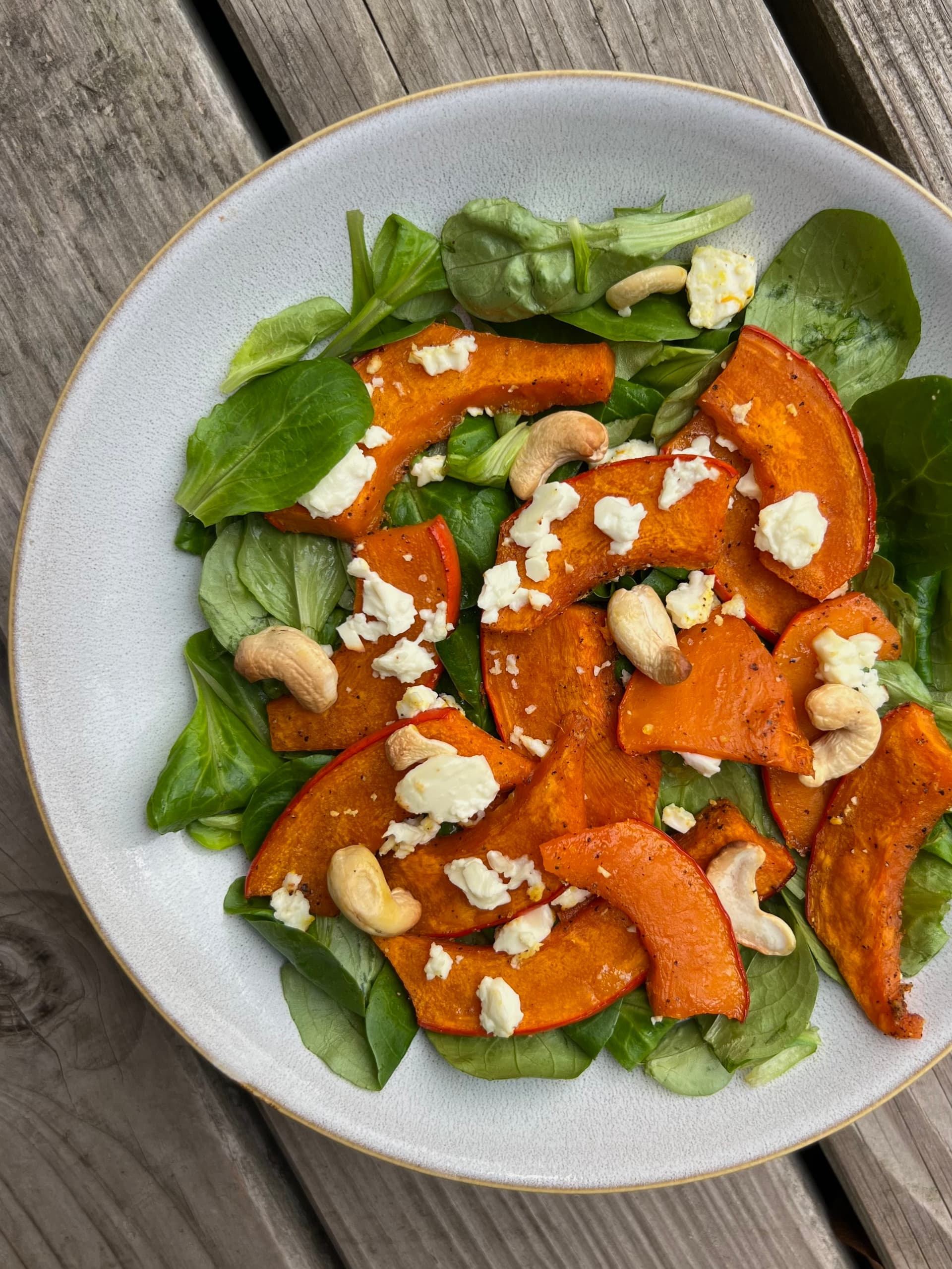 Feldsalat mit Ofenkürbis und Feta