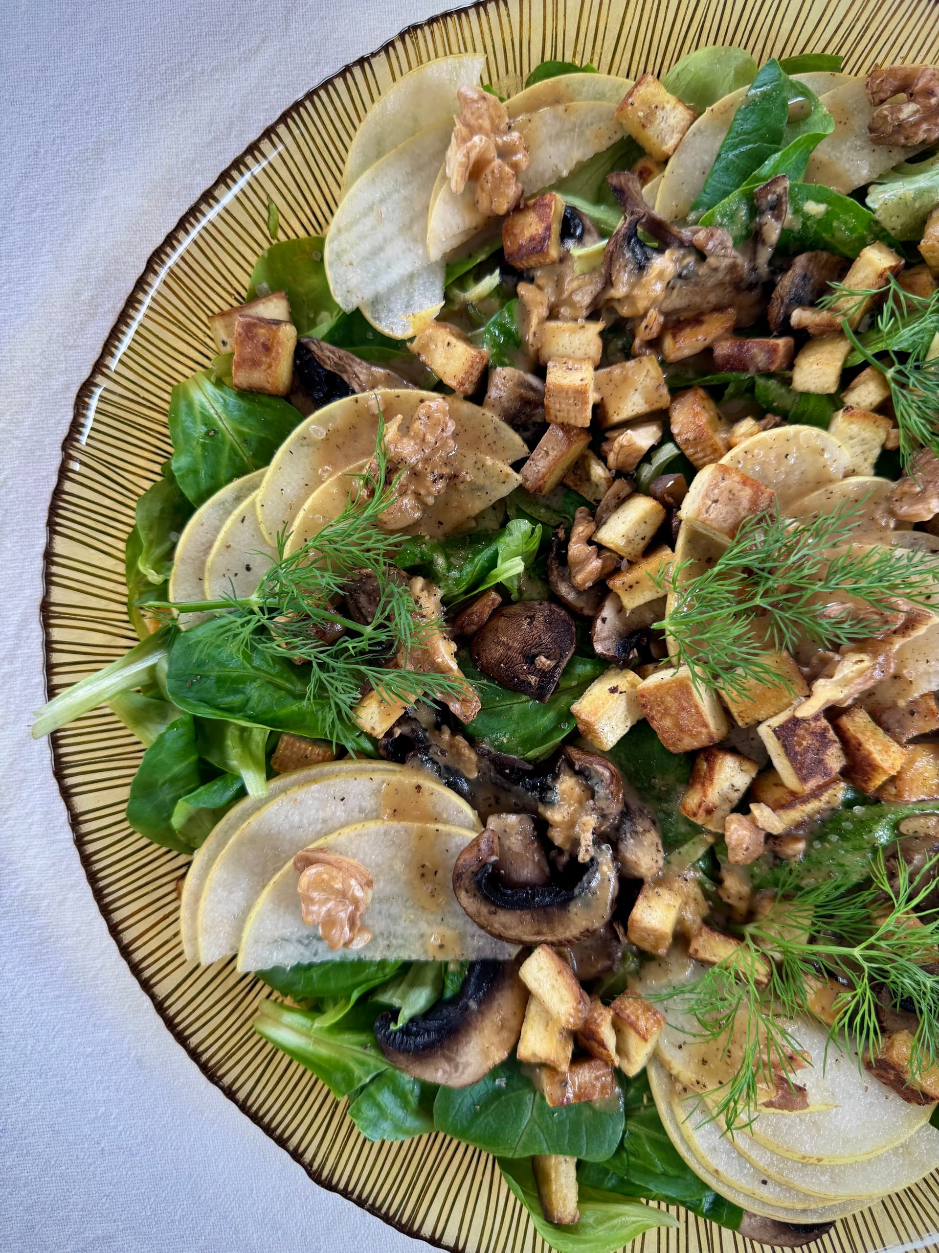 Feldsalat mit Räuchertofu und Nashi-Birne