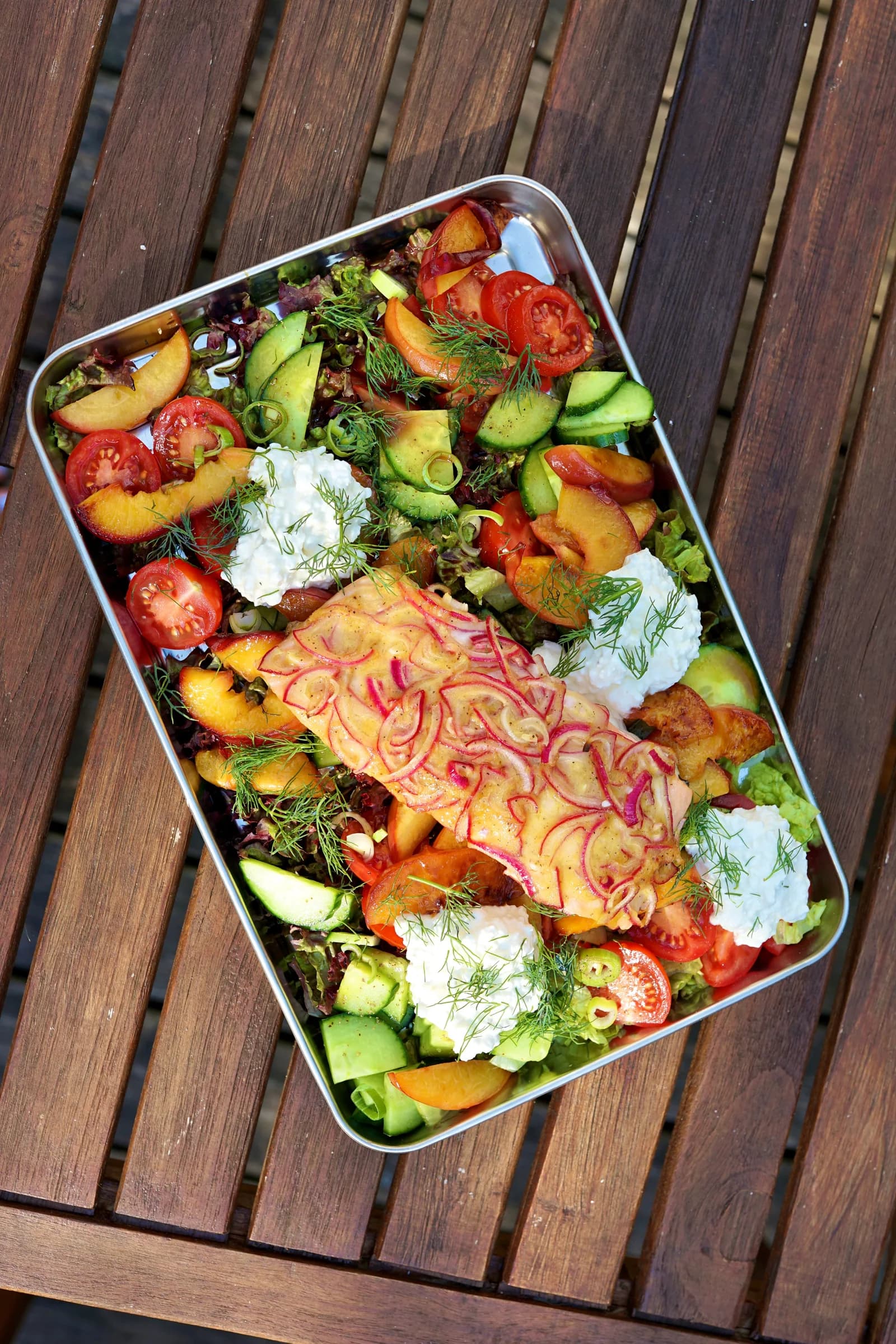 Honig-Senf-Lachs mit Nektarinen, Gurke, Tomaten und Hüttenkäse aus der Draufsicht