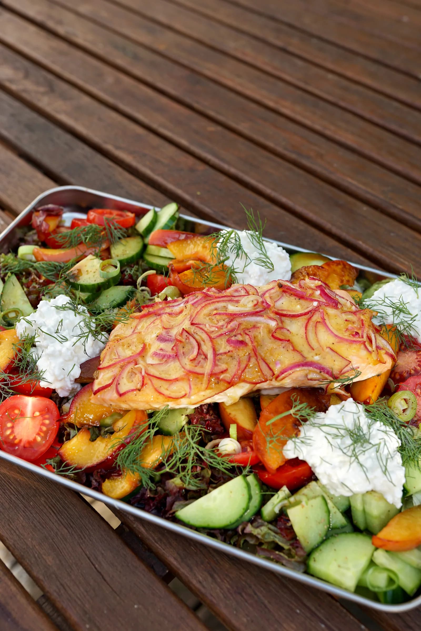 Honig-Senf-Lachs auf sommerlichem Salat mit Nektarinen und Meerrettich-Hüttenkäse