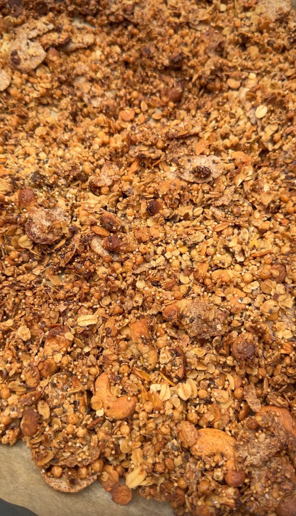 Nahaufnahme von selbst gemachtem knusprigem Granola auf dem Backblech