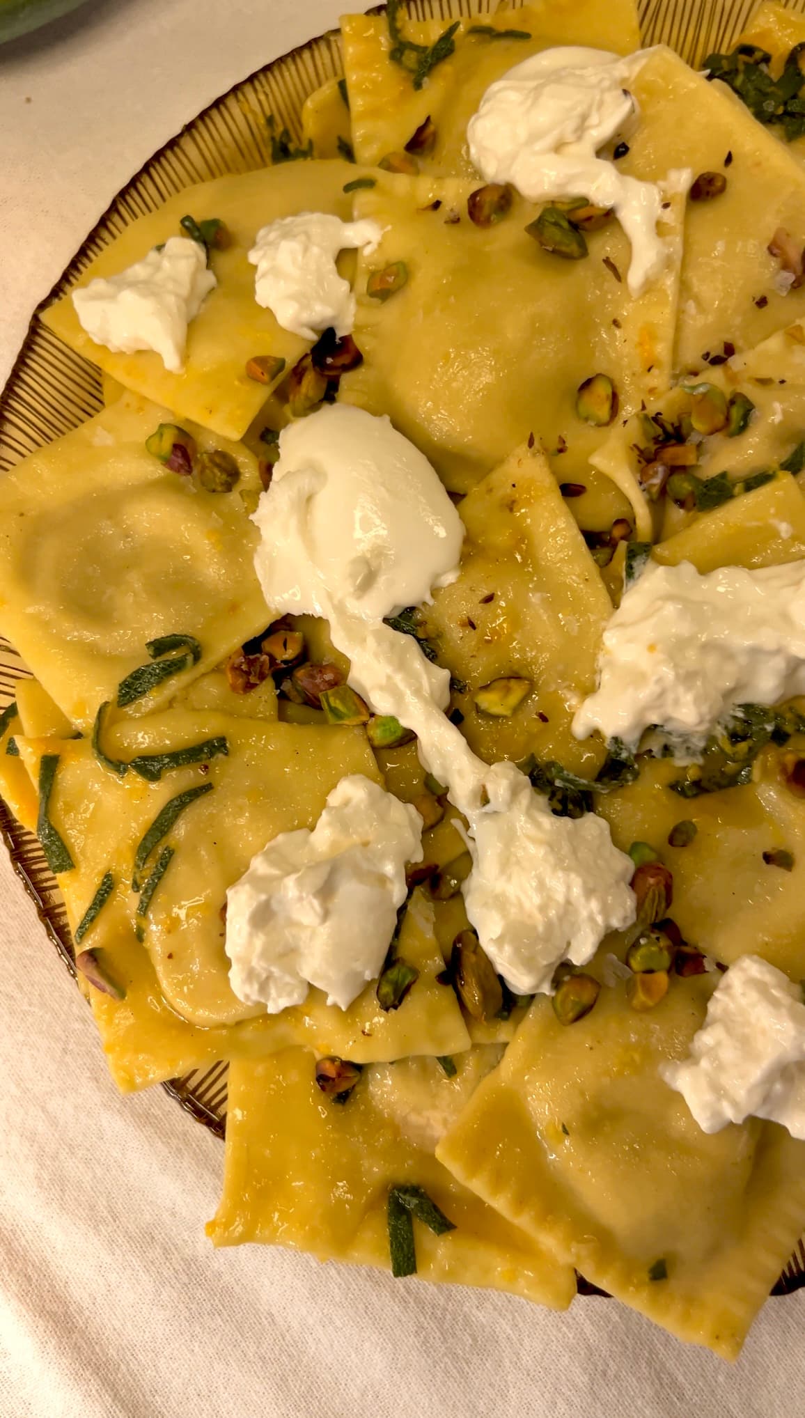 Kürbis-Burrata-Ravioli mit Orangen-Salbei-Butter