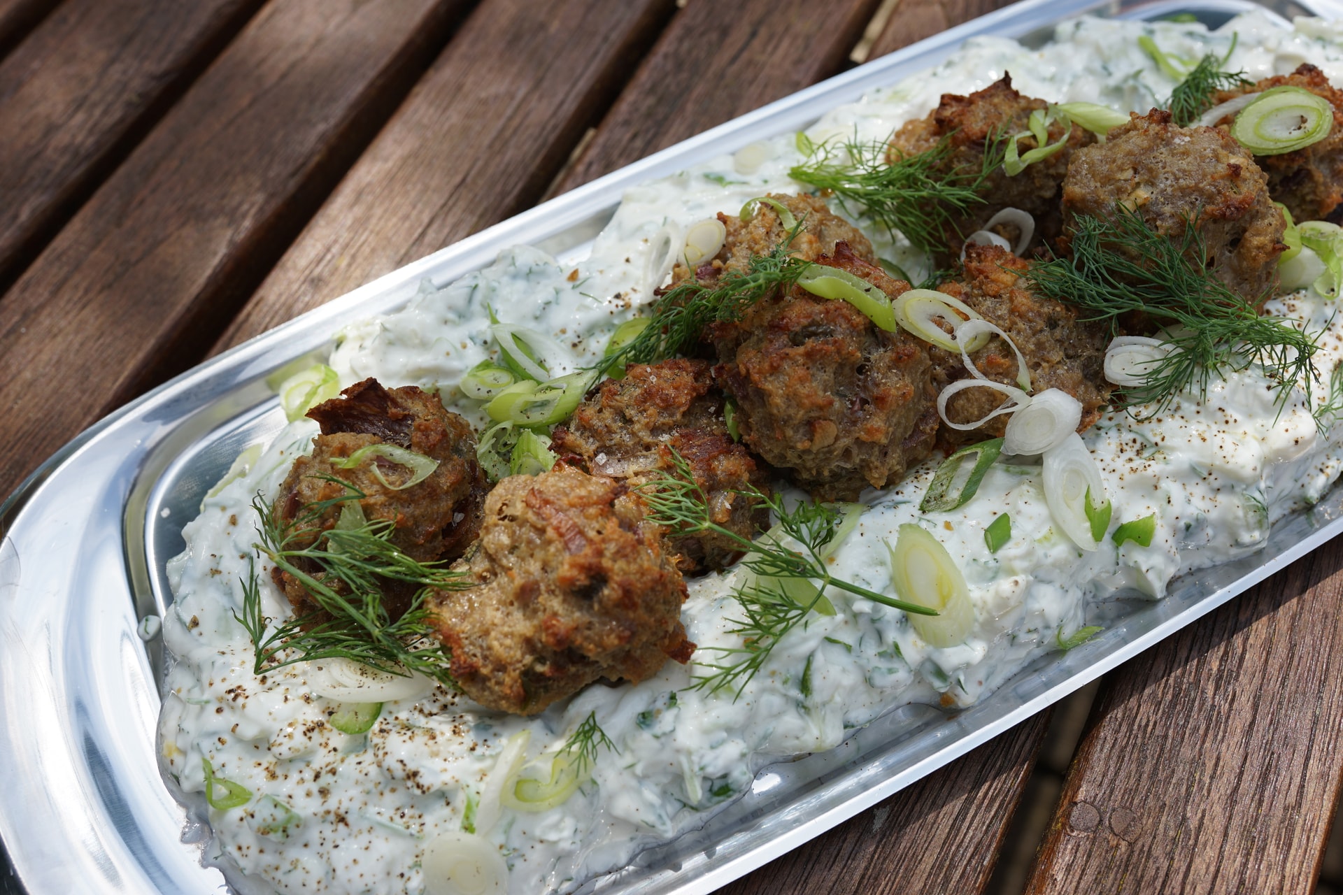 Meatballs auf Kräuterquark