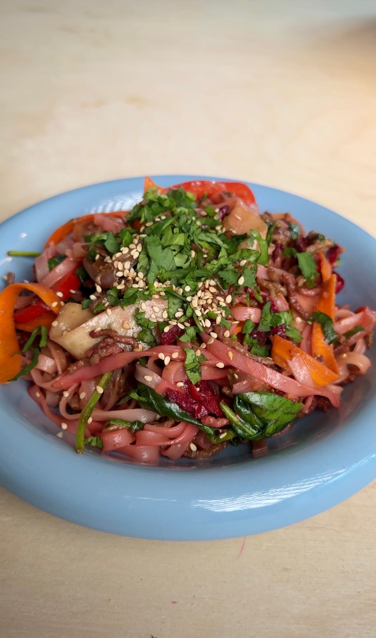 Reel-Thumbnail zu Miso Beef Noodle Salad.