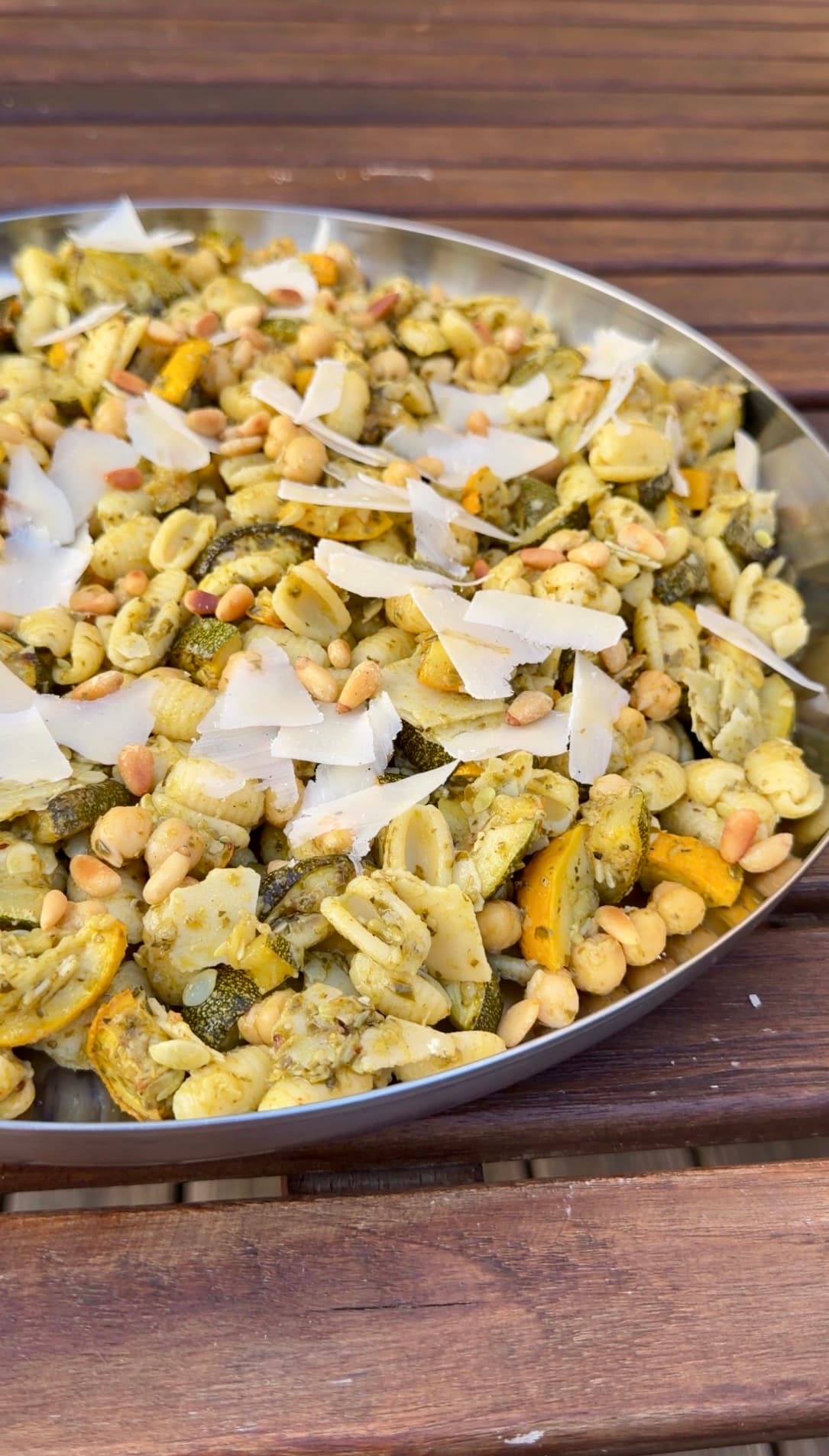 Instagram-Thumbnail zu Nudelsalat mit gerösteter Zucchini, Kichererbsen & Pesto