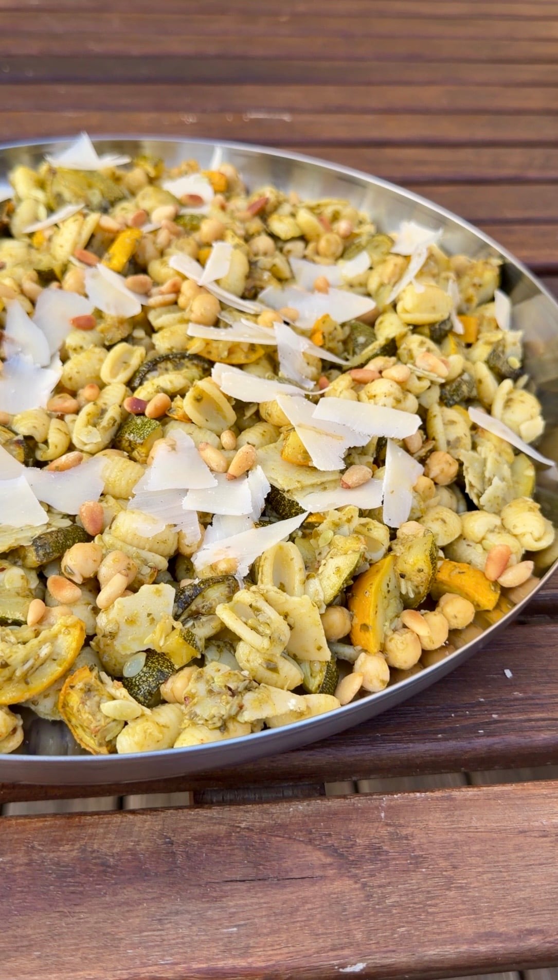 Nudelsalat mit gerösteter Zucchini, Kichererbsen & Pesto - Rezeptbild
