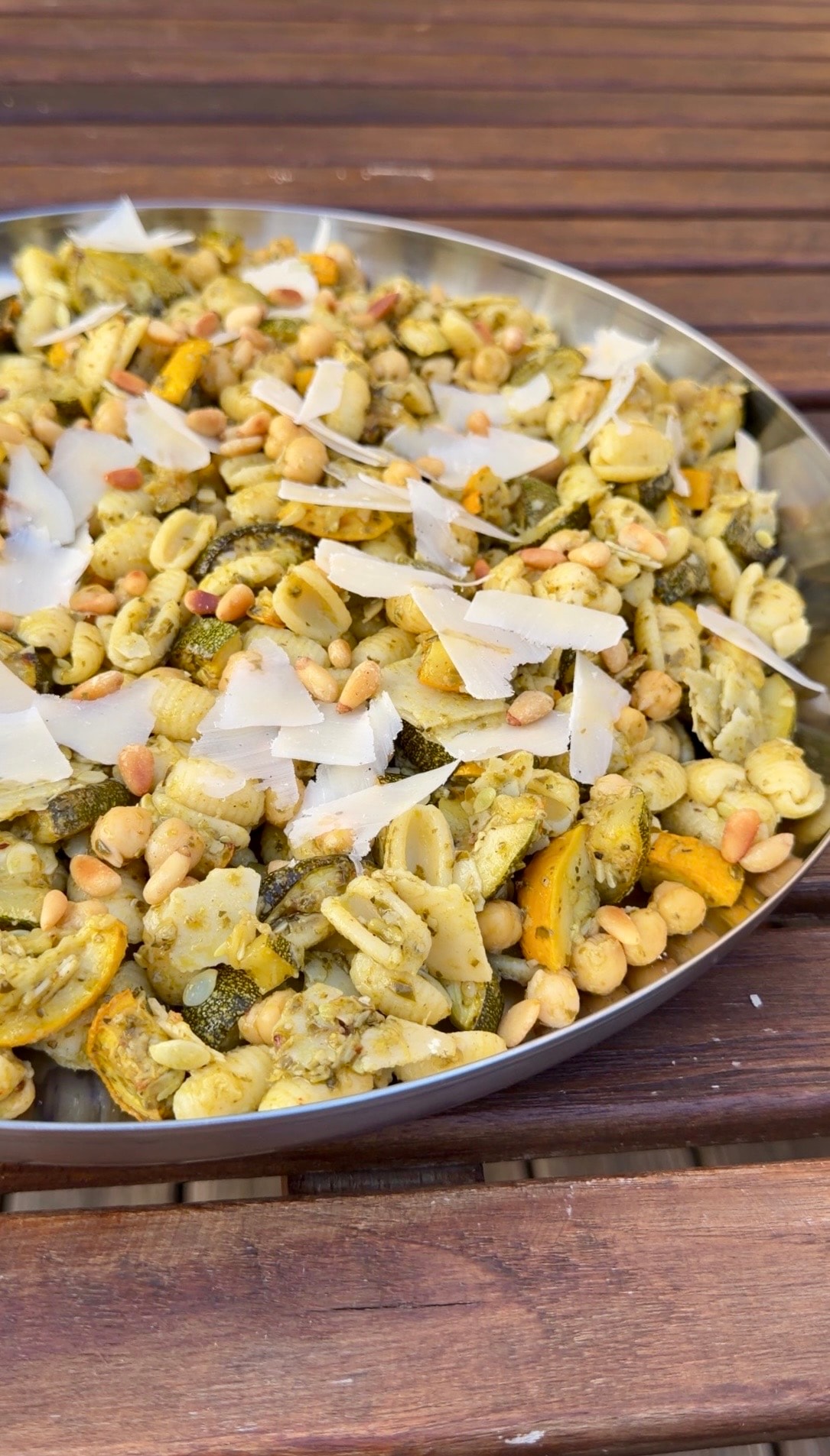 Nudelsalat mit gerösteter Zucchini, Kichererbsen & Pesto