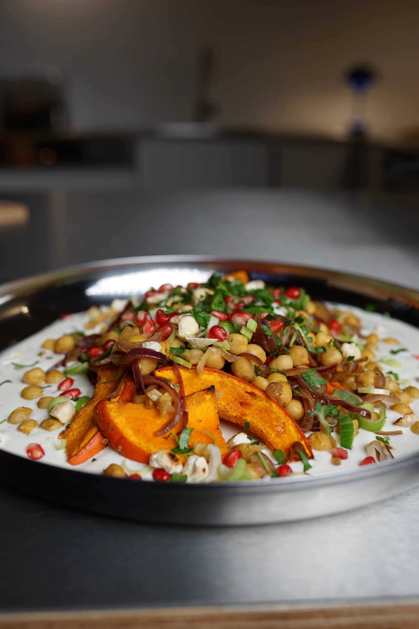 Reel-Thumbnail zu Ofenkürbis auf Tahini-Joghurt mit würzigen Butter-Kichererbsen