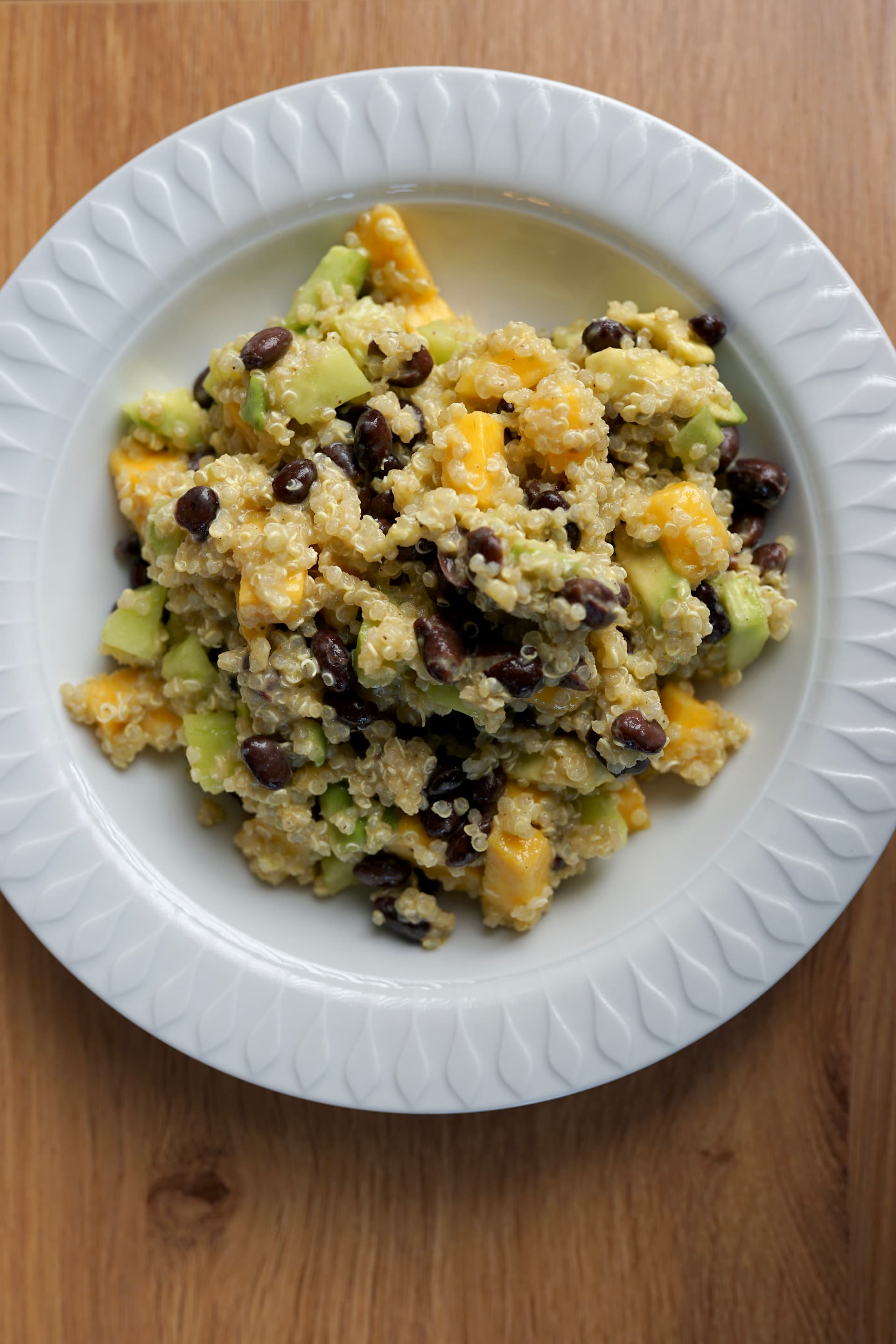 Quinoa Salat mit Mango-Tahini-Dressing