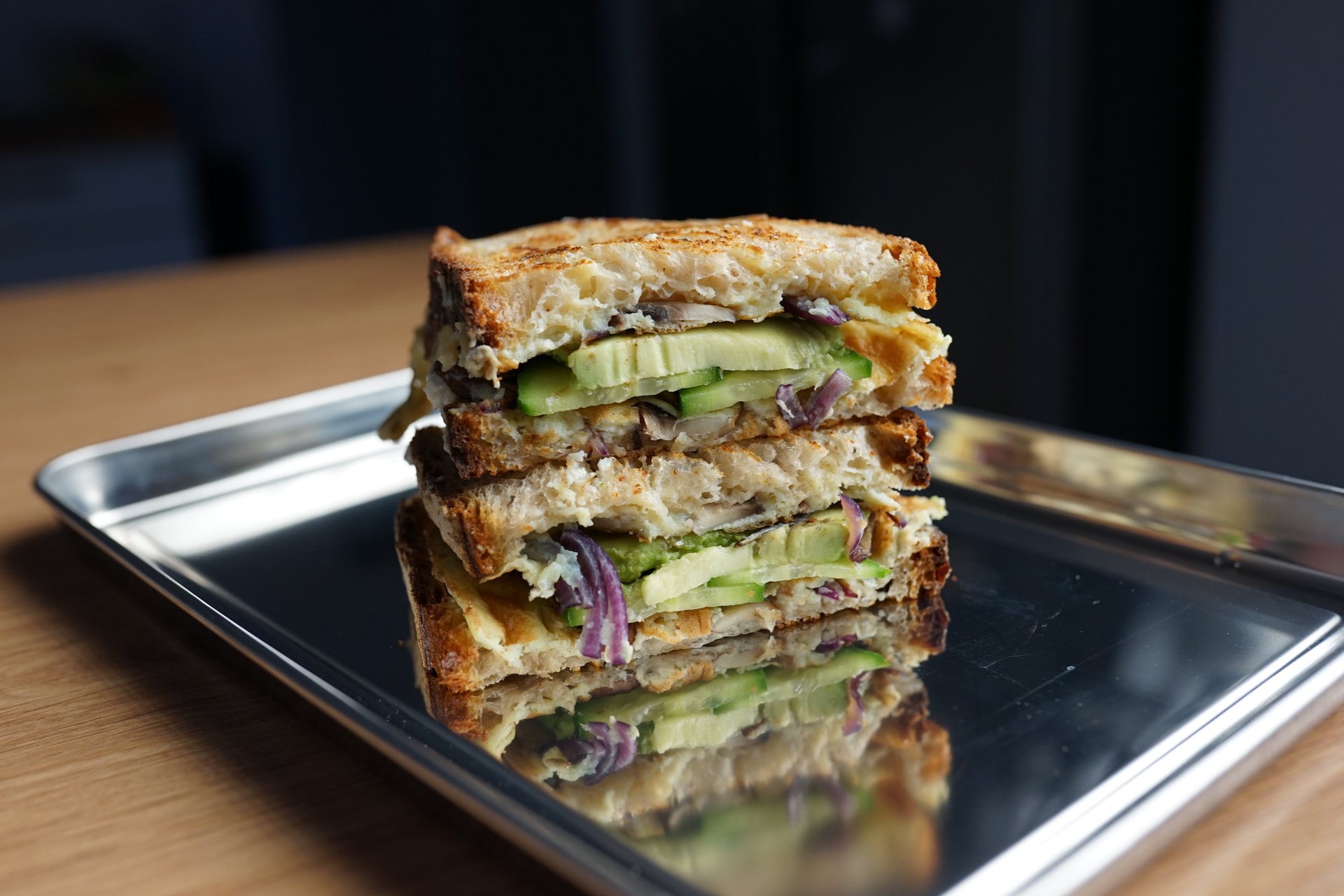 Sandwich mit Avocado und Pilzen