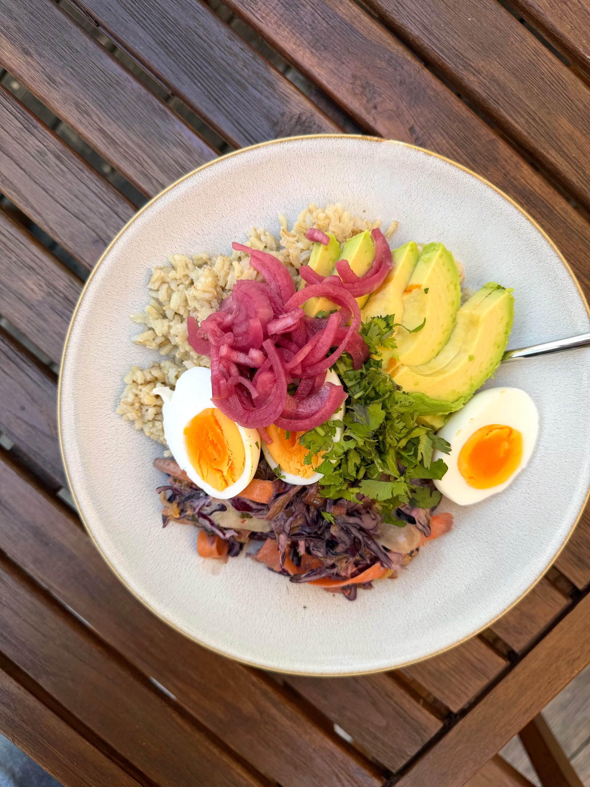 Vollkornreis Bowl mit Ei und Erdnuss-Kokos-Sosse
